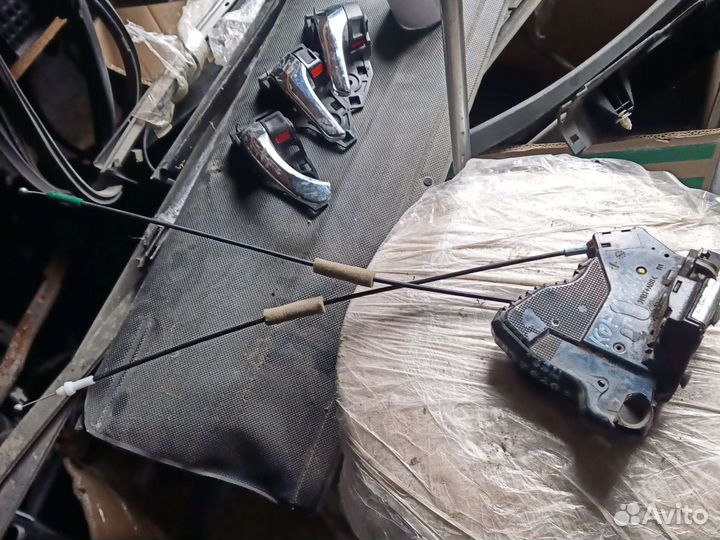 Замок двери передний Toyota Corolla E150