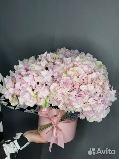 Букет из 3 розовых гортензий в шляпной коробке