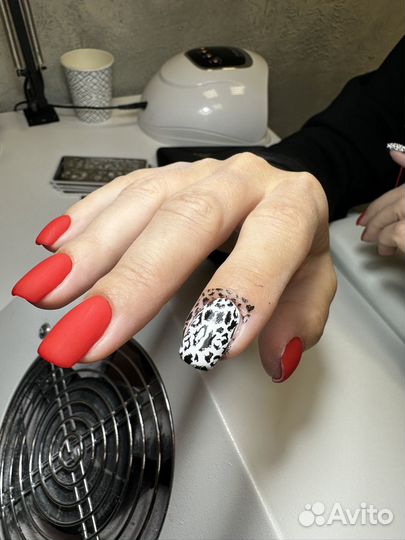 Маникюр / педикюр в салоне (центр)