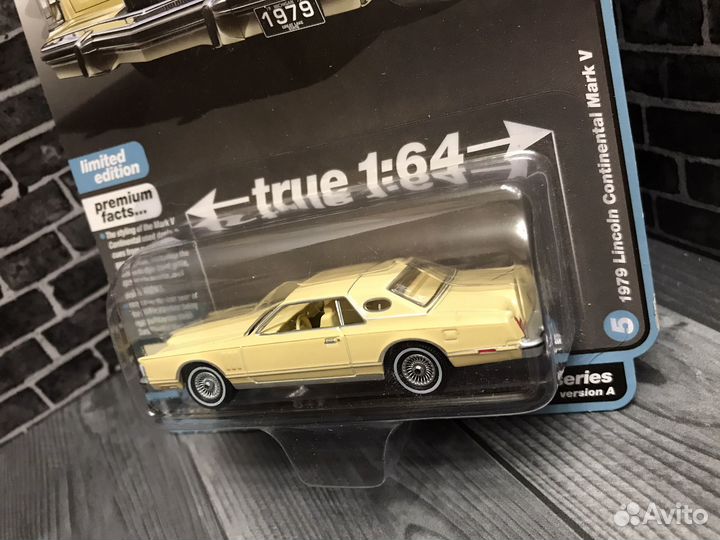 Auto World 1/64 Lincoln Continental Mark V