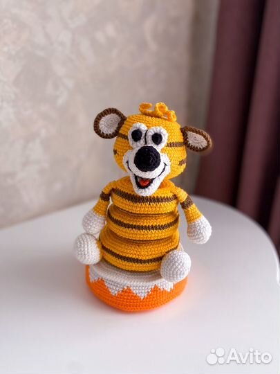 Вязаная игрушка пирамидка тигр