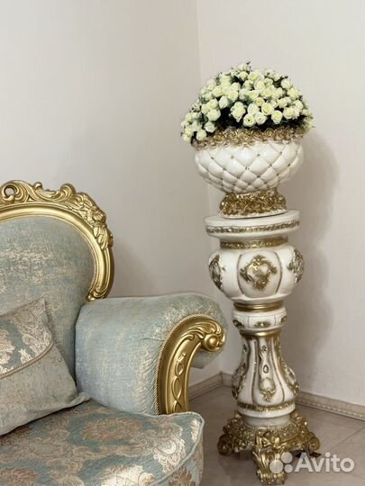 Цветы в вазах