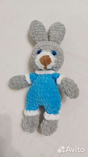 Зайчик в комбинезоне амигуруми