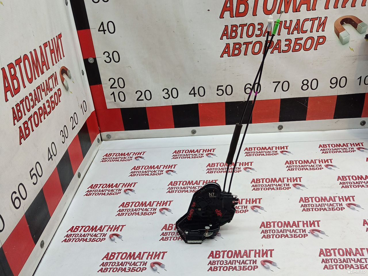 Замок двери задний правый Toyota Camry 70