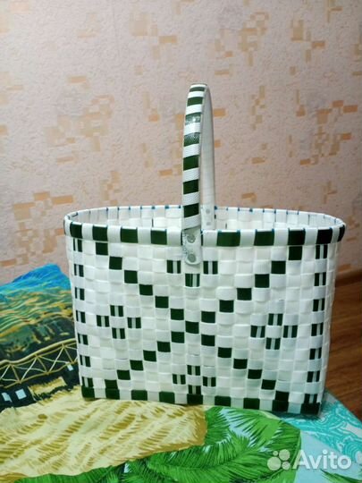 Корзина плетеная из упаковочной ленты