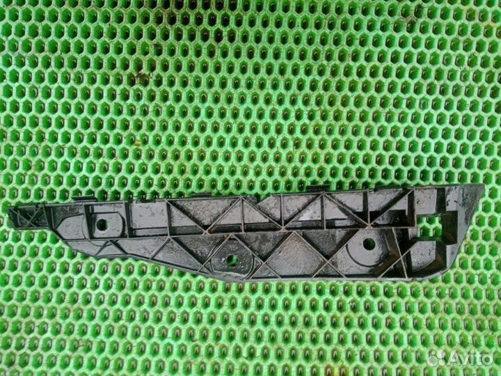 Крепление бампера заднее правое Mitsubishi Colt