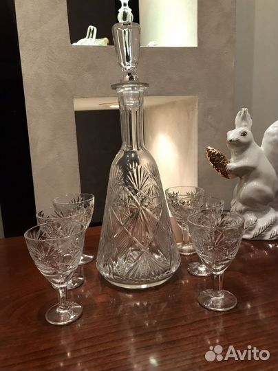 Хрустальный графин и рюмки времен СССР
