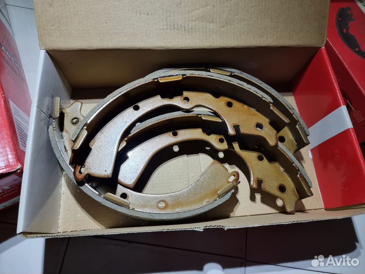 Колодки задн Toyota Estima Hilux Land Cruser 92-02