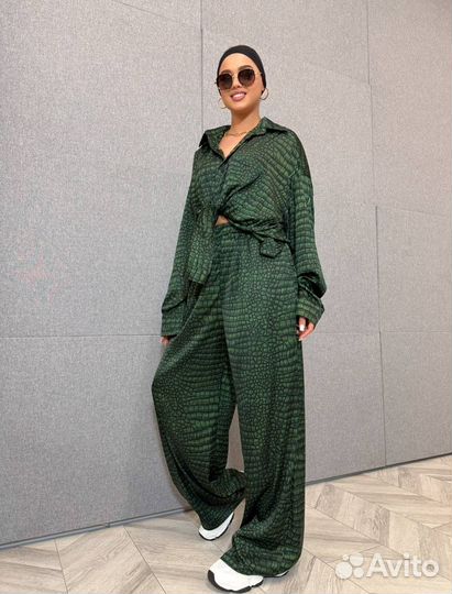 Шикарный шелковый костюм balenciaga