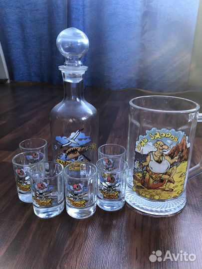 Графин со стопками и пивная кружка