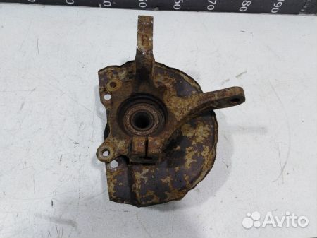 Кулак передний правый