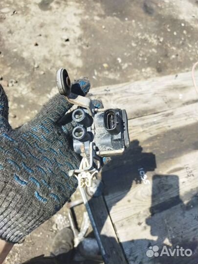 Клапан пневмоподвески задний Lexus Ls600Hl UVF46