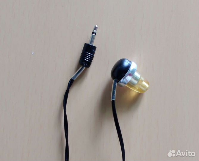Наушник проводной