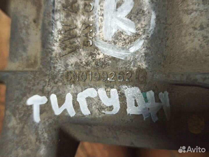 Фольксваген Тигуан 1 кронштейн двс