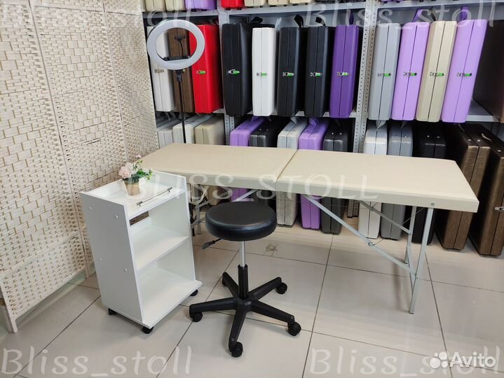 Кушетка, стул и тележка