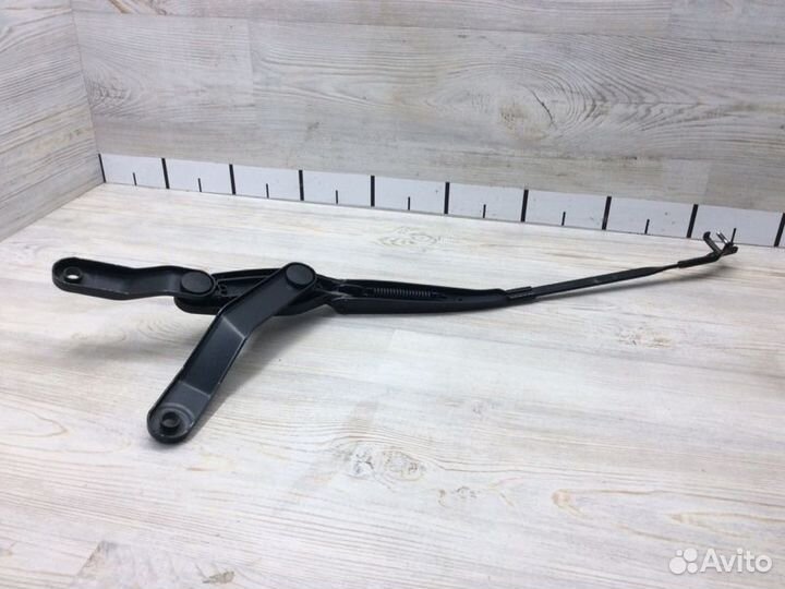Поводок стеклоочистителя передний правый Mercedes