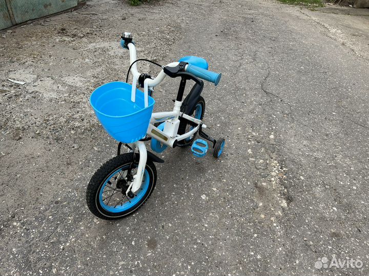 Детский велосипед с дополнительными колесами