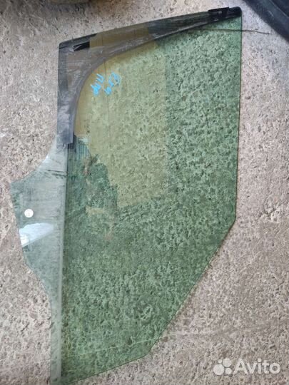Стекло переднее правое skoda yeti ети 2010г