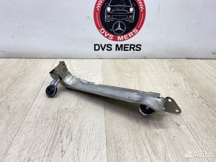 Кронштейн воздушного фильтра правый Mercedes Ml