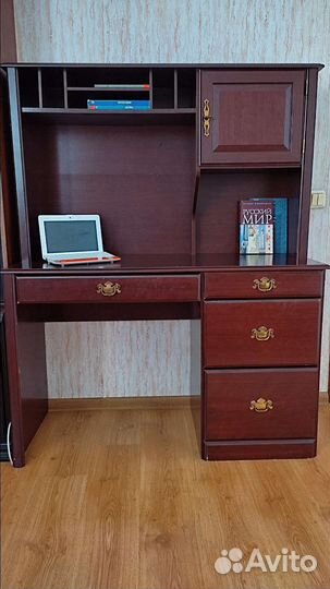 Рабочий стол с полками