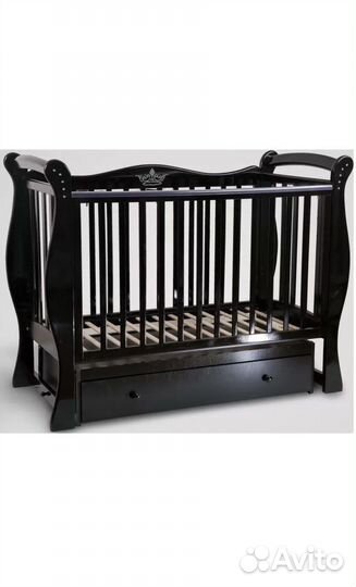 Детская кроватка с маятником