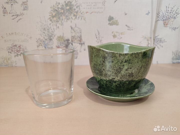 Горшок керамический и стеклянный стакан