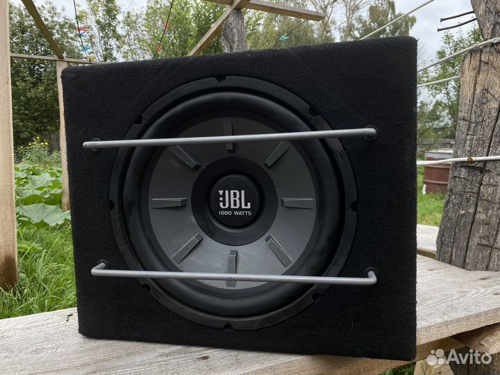 Сабвуфер с усилителем JBL