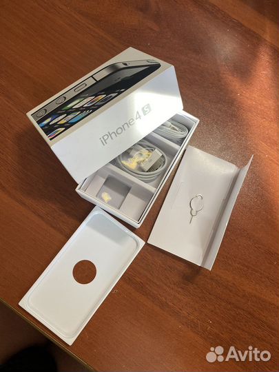 Коробки от iPhone, зарядное устройство