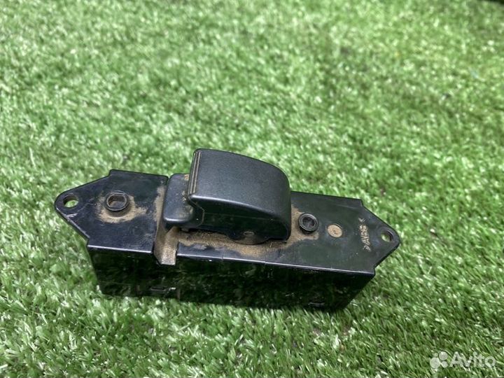 Кнопка стеклоподъемника передняя правая Mitsubishi