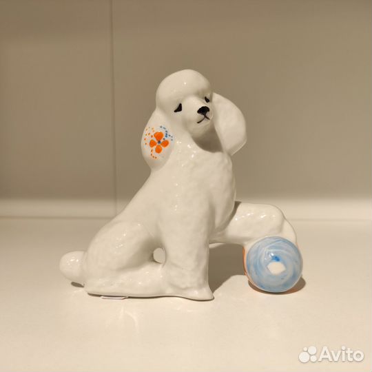 Красивая фарфоровая статуэтка «Пудель с мячиком»