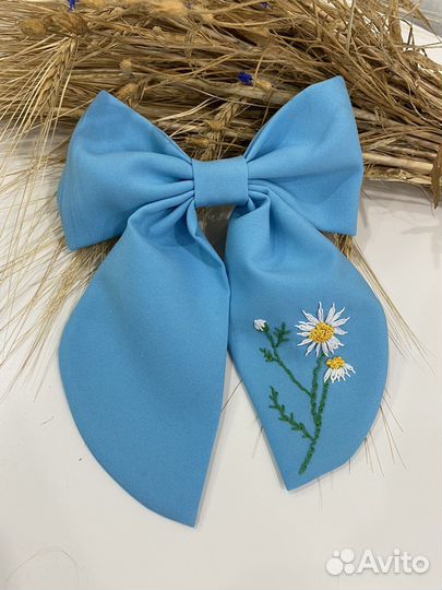 Бантик с вышивкой ручной работы