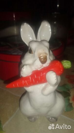 Винтаж.Фарфоровая статуэтка.Заяц с морковкой
