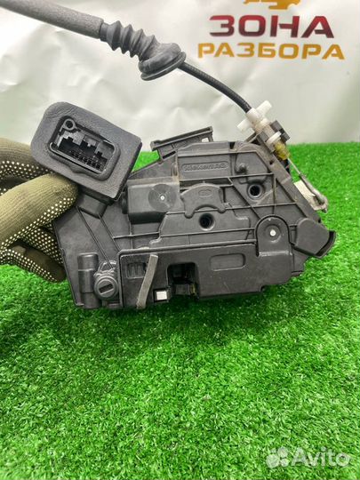 Замок боковой двери задний левый Volkswagen Golf