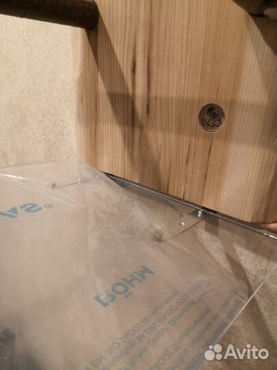 Настенный стенд для попугая