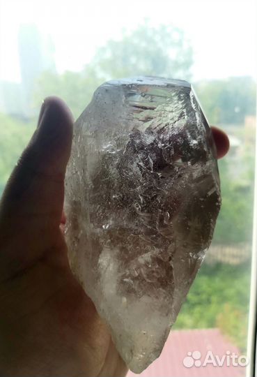 Крупный кристалл горного хрусталя