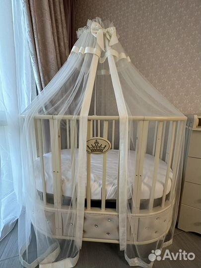 Детская кроватка и комод