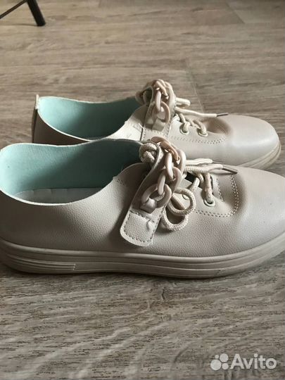 Продам кроссовки женские