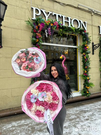 Декор витрины искусственными цветами