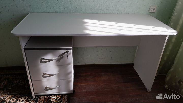 Письменный стол с тумбой бу