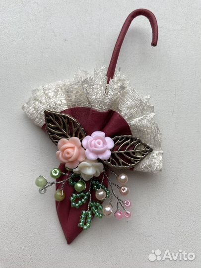 Брошь из кожи и бисера ручной работы