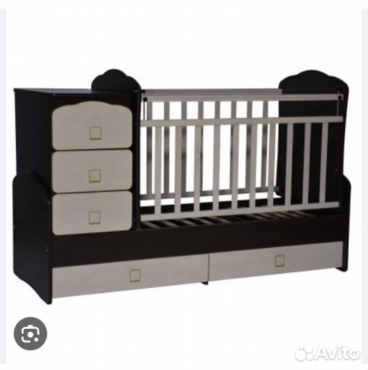 Детская кроватка с маятником, комодом и ящиками