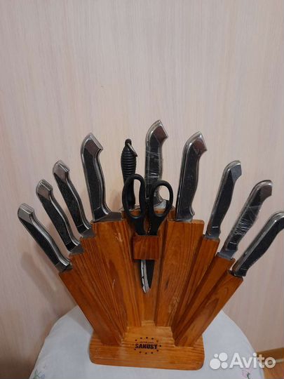 Кухонные ножи и форма для выпечки