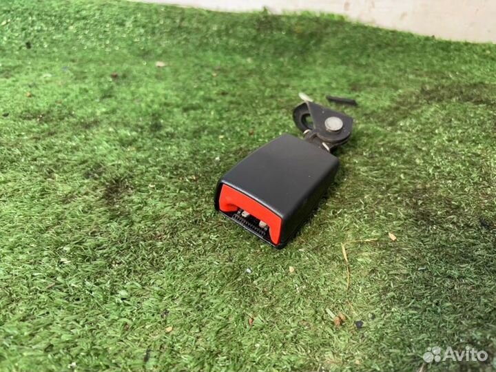 Замок ремня безопасности задний Volkswagen Passat