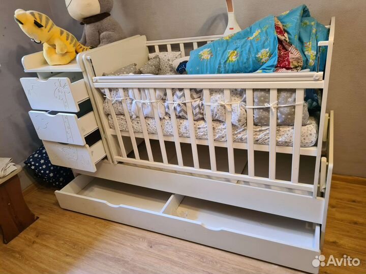 Детская кровать с маятником