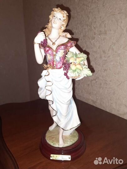 Фарфоровая статуэтка