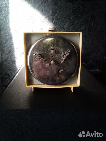 Настольные часы-будильник 