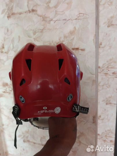 Хоккейный шлем и клюшки