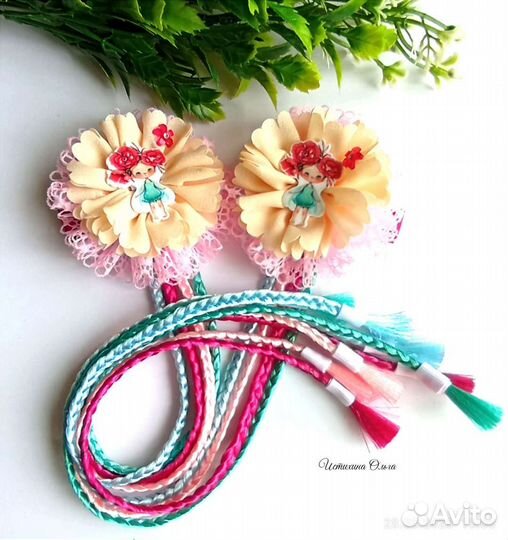 Бантики для волос с цветными косичками