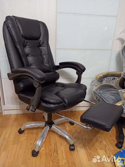 Новое компьютерное кресло руководителя с массажем
