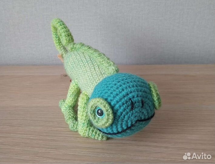 Вязаная игрушка Хамелеон